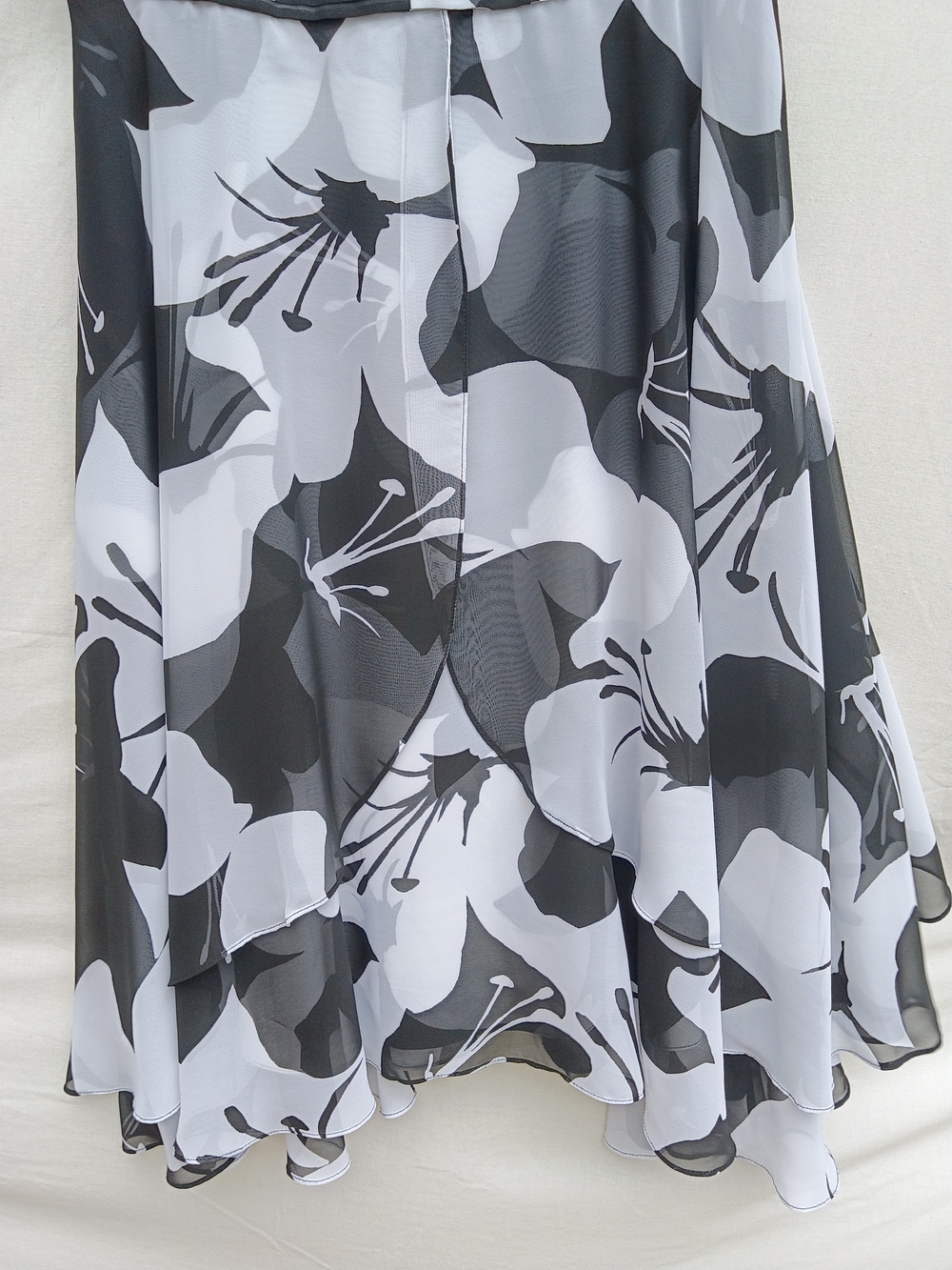 White House Black Market Black & White Floral Tiered Midi Dress - Picture 5 of 6